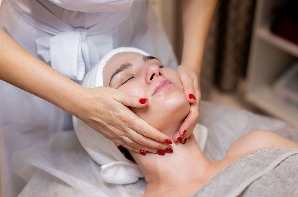 large_young_beautiful_girl_lies_beautician_s_table_receives_procedures_light_facial_massage_1_51e813f5e1.jpg
